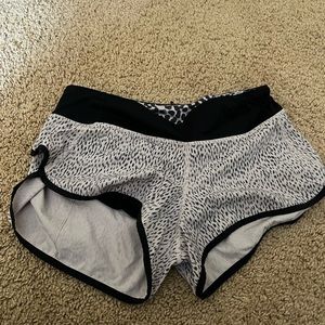 Lululemon hotty toddy 2.5 shorts